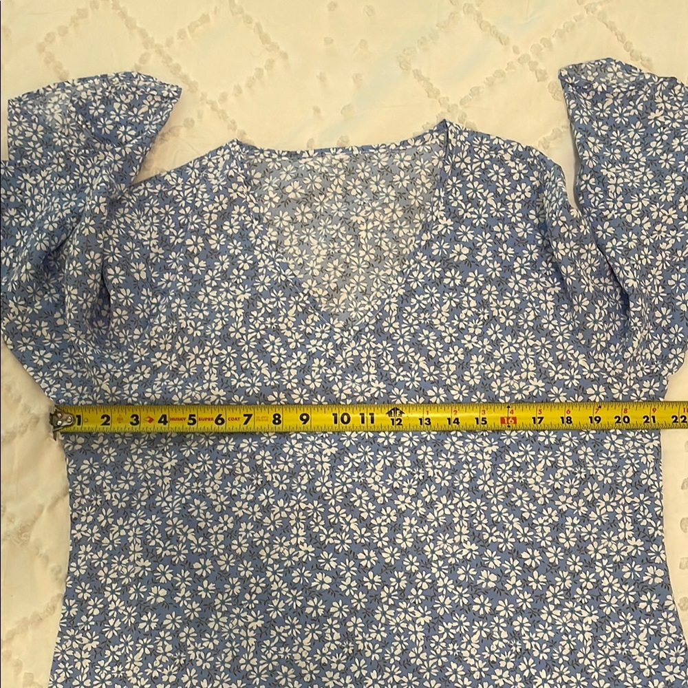 Floral Blue Women's Top v neck 3/4 flutter sleeve new large - Picture 9 of 10